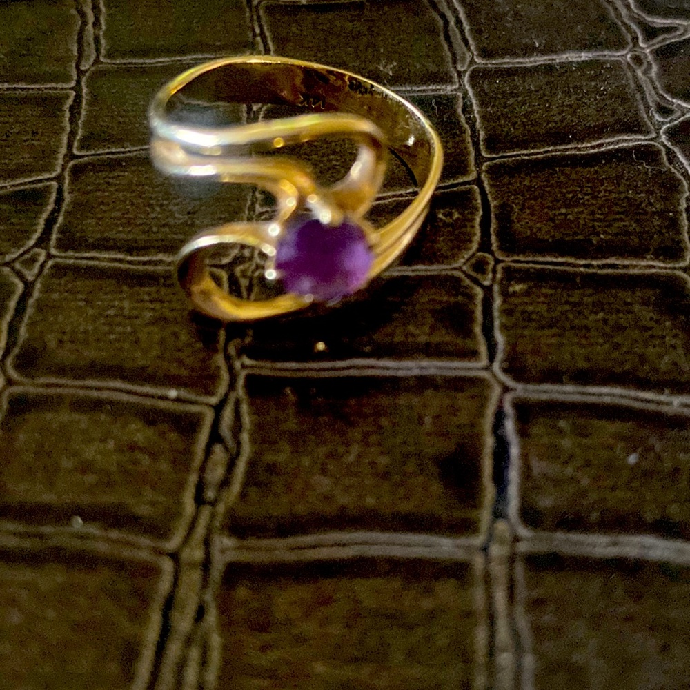 Ring Used gold ring with ruby bling